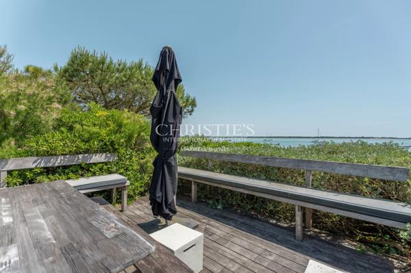 Propriété d’exception les pieds dans l’eau – Élégance et discrétion absolues