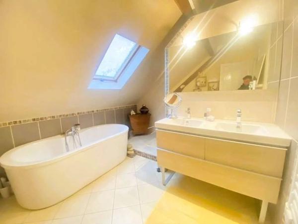 03200 VICHY MAISON DE VILLE FAMILLIALE 7 PIÈCES AVEC COUR -TERRASSE AVEC CAVE -CENTRE VILLE -