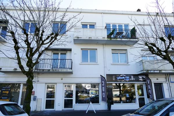 Special investisseur / Immeuble centre-ville de Royan, 200m de la plage : local commercial, 4 appartements