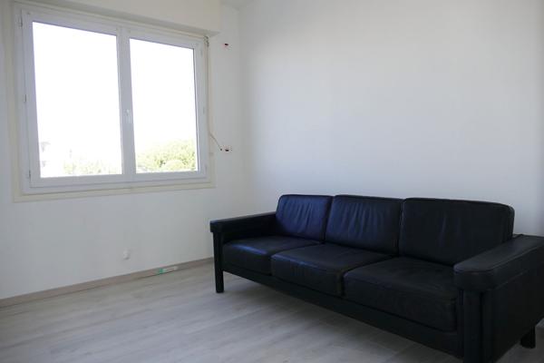 Special investisseur / Immeuble centre-ville de Royan, 200m de la plage : local commercial, 4 appartements