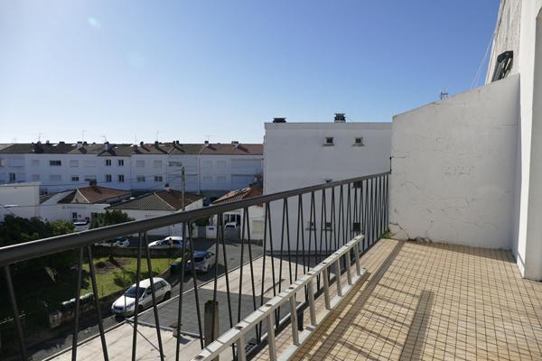 Special investisseur / Immeuble centre-ville de Royan, 200m de la plage : local commercial, 4 appartements