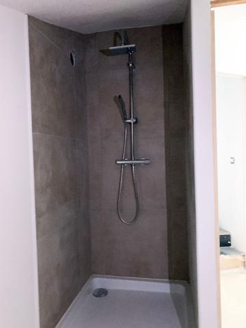 Special investisseur / Immeuble centre-ville de Royan, 200m de la plage : local commercial, 4 appartements