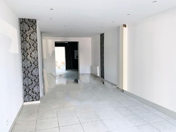 Special investisseur / Immeuble centre-ville de Royan, 200m de la plage : local commercial, 4 appartements