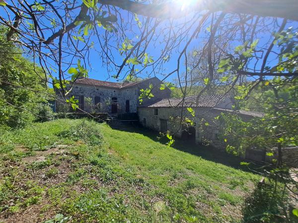 Maison de caractère en campagne sur 3 hectares avec son étang !