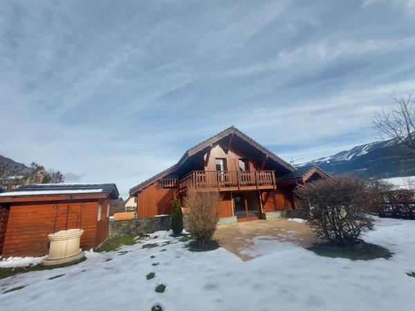 Maison avec garage et terrain