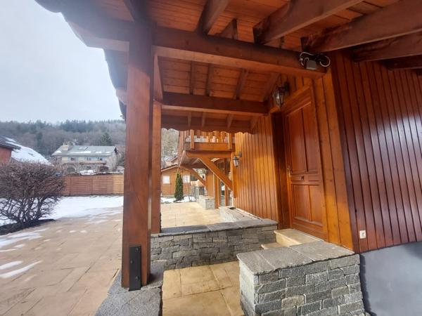 Maison avec garage et terrain