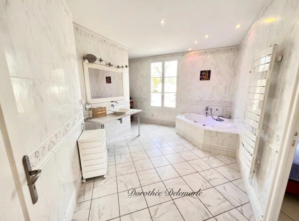 Maison à vendre 10 pièces LA BENATE (17) 408 m² AVEC PISCINE – VUE CAMPAGNE – ENTRE SAINT-JEAN-D’ANGÉLY ET SURGÈRES