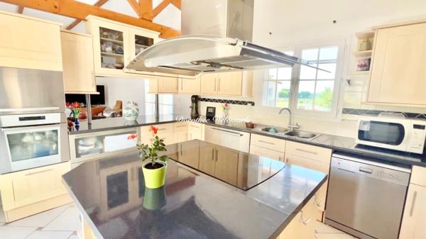 Maison à vendre 10 pièces LA BENATE (17) 408 m² AVEC PISCINE – VUE CAMPAGNE – ENTRE SAINT-JEAN-D’ANGÉLY ET SURGÈRES