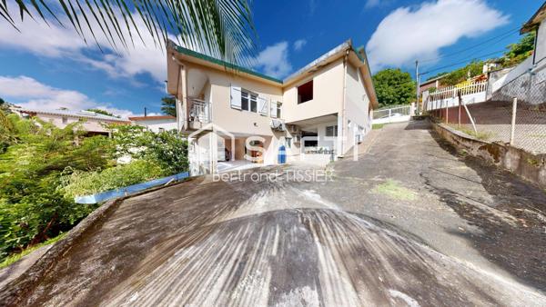 Maison avec grand terrain et potentiel - 2159m2