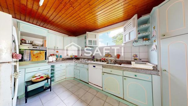 Maison avec grand terrain et potentiel - 2159m2