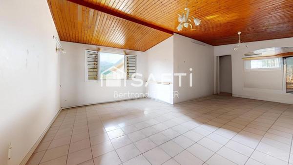 Maison avec grand terrain et potentiel - 2159m2