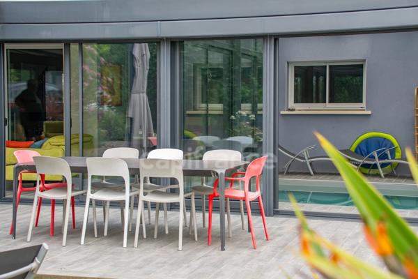 SAUJON – MAISON CONTEMPORAINE AVEC PISCINE INTERIEURE