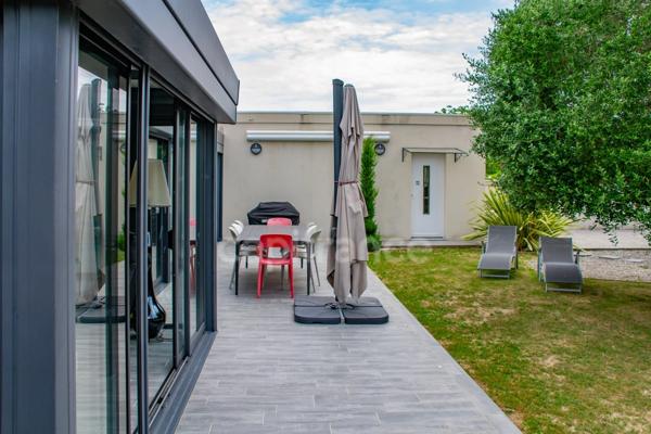 SAUJON – MAISON CONTEMPORAINE AVEC PISCINE INTERIEURE