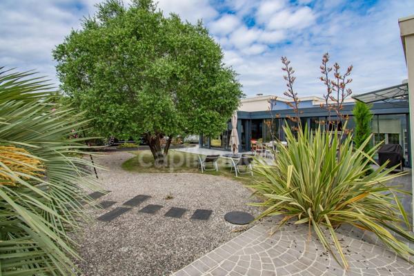 SAUJON – MAISON CONTEMPORAINE AVEC PISCINE INTERIEURE