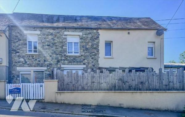 Jolie maison de bourg proche de tous commerces comprenant : 
Une cuisine, un grand séjour, 3 ch...