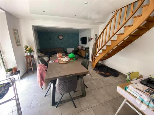 Jolie maison de bourg proche de tous commerces comprenant : 
Une cuisine, un grand séjour, 3 ch...