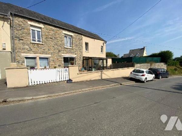 Jolie maison de bourg proche de tous commerces comprenant : 
Une cuisine, un grand séjour, 3 ch...