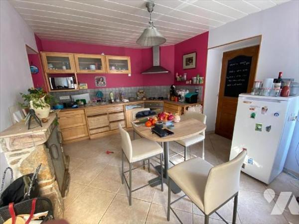 Jolie maison de bourg proche de tous commerces comprenant : 
Une cuisine, un grand séjour, 3 ch...