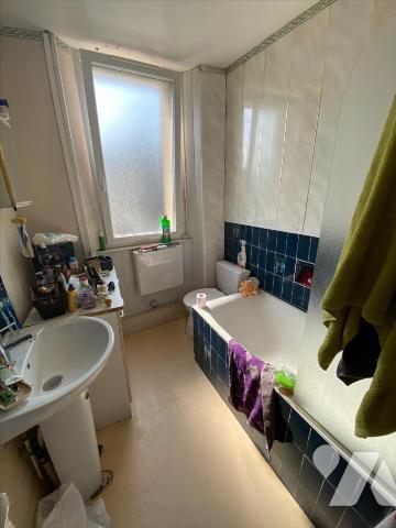 Jolie maison de bourg proche de tous commerces comprenant : 
Une cuisine, un grand séjour, 3 ch...