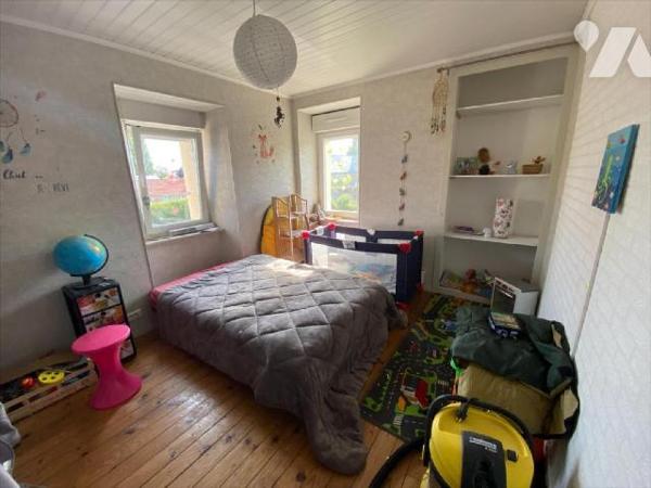 Jolie maison de bourg proche de tous commerces comprenant : 
Une cuisine, un grand séjour, 3 ch...