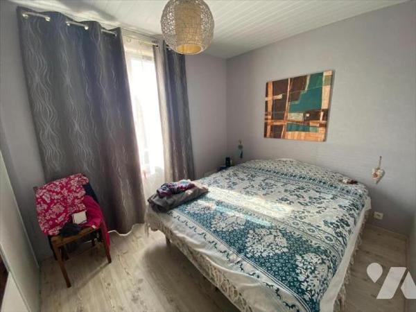 Jolie maison de bourg proche de tous commerces comprenant : 
Une cuisine, un grand séjour, 3 ch...