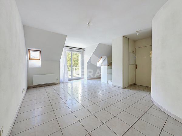 Appartement F2 avec balcon, piscine et double stationnement - Étampes, quartier Saint-Pierre