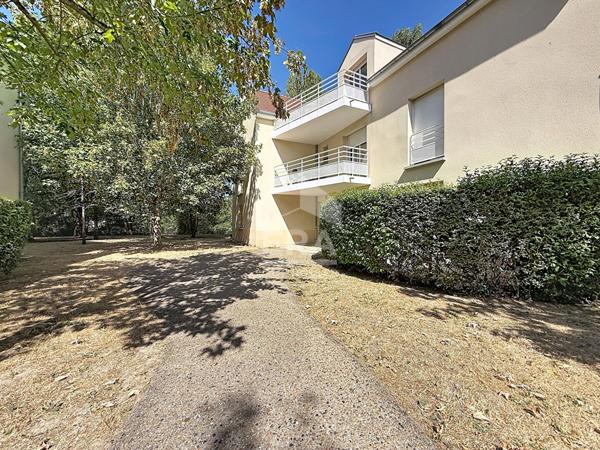 Appartement F2 avec balcon, piscine et double stationnement - Étampes, quartier Saint-Pierre
