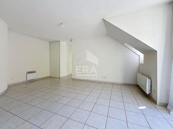 Appartement F2 avec balcon, piscine et double stationnement - Étampes, quartier Saint-Pierre