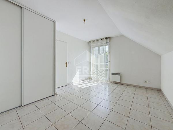 Appartement F2 avec balcon, piscine et double stationnement - Étampes, quartier Saint-Pierre