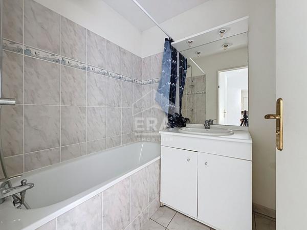 Appartement F2 avec balcon, piscine et double stationnement - Étampes, quartier Saint-Pierre