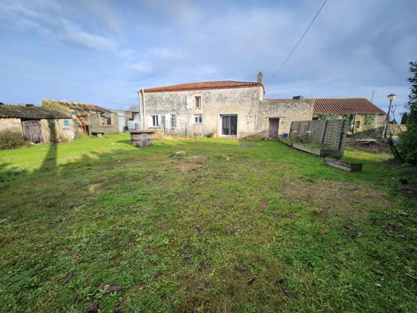 Saint-Aubin-la-Plaine (85210) Maison en pierre avec dépendances et fort potentiel