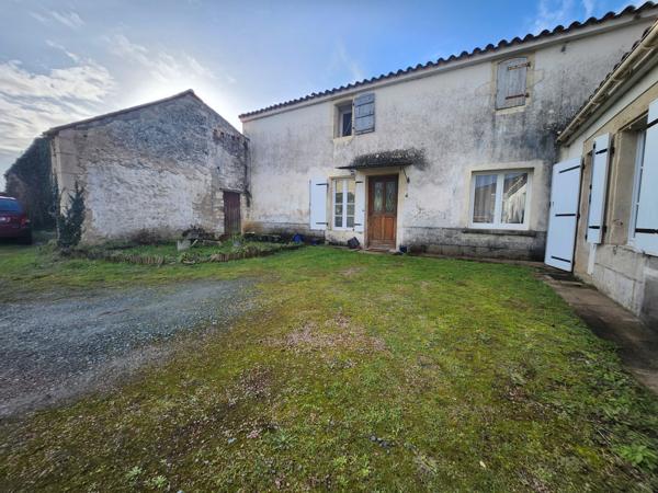 Saint-Aubin-la-Plaine (85210) Maison en pierre avec dépendances et fort potentiel