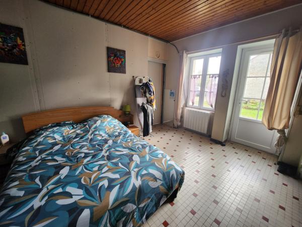 Saint-Aubin-la-Plaine (85210) Maison en pierre avec dépendances et fort potentiel