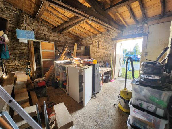 Saint-Aubin-la-Plaine (85210) Maison en pierre avec dépendances et fort potentiel