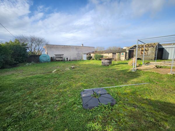 Saint-Aubin-la-Plaine (85210) Maison en pierre avec dépendances et fort potentiel