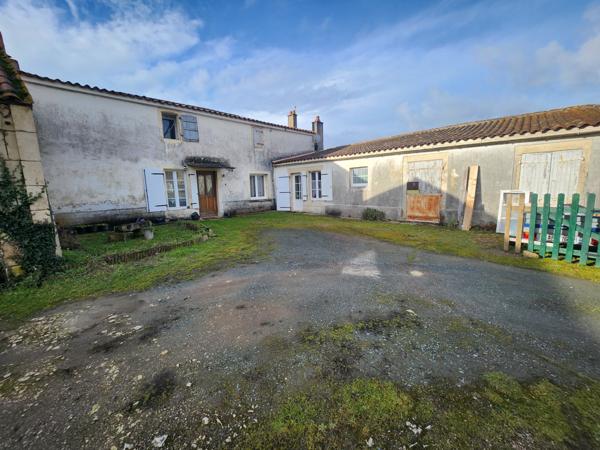 Saint-Aubin-la-Plaine (85210) Maison en pierre avec dépendances et fort potentiel