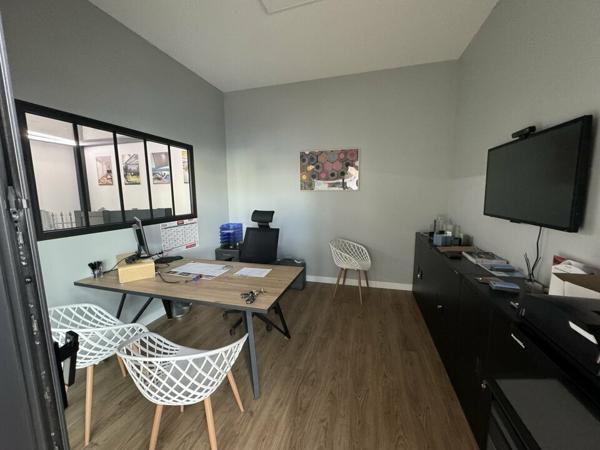 A LOUER ZONE TERRE DE SPORT NIORT LOCAL COMMERCIAL FACILE D'ACCES 107m2