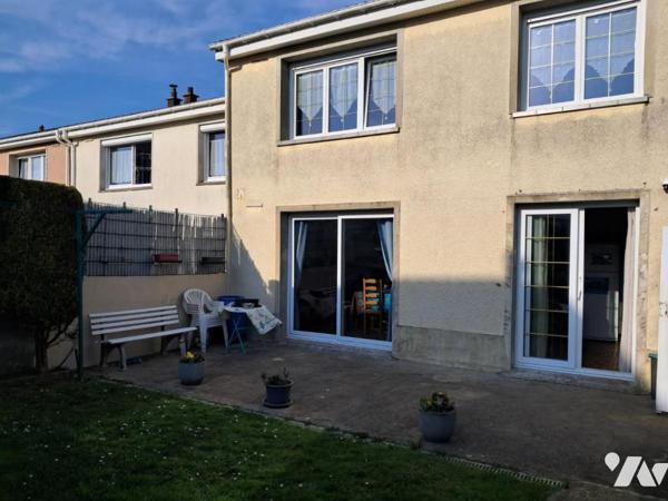 A VENDRE MAISON AVEC GARAGE DEUX VOITURES  ET JARDIN TROIS CHAMBRES PROXIMITE ECOLES COMMERCES PLAGE
