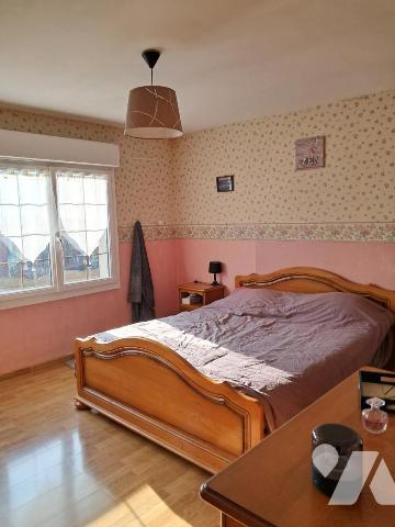 A VENDRE MAISON AVEC GARAGE DEUX VOITURES  ET JARDIN TROIS CHAMBRES PROXIMITE ECOLES COMMERCES PLAGE