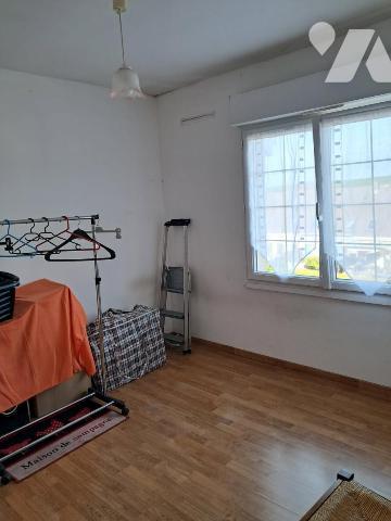 A VENDRE MAISON AVEC GARAGE DEUX VOITURES  ET JARDIN TROIS CHAMBRES PROXIMITE ECOLES COMMERCES PLAGE