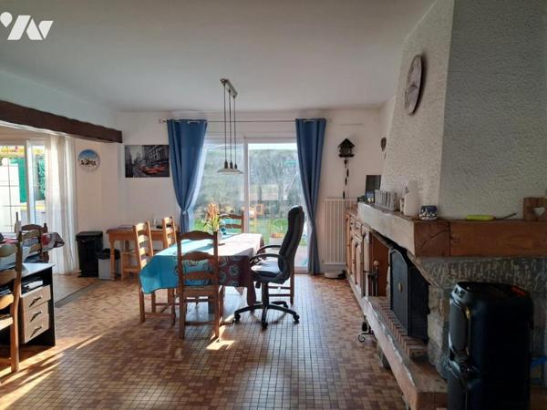 A VENDRE MAISON AVEC GARAGE DEUX VOITURES  ET JARDIN TROIS CHAMBRES PROXIMITE ECOLES COMMERCES PLAGE