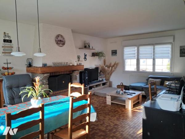 A VENDRE MAISON AVEC GARAGE DEUX VOITURES  ET JARDIN TROIS CHAMBRES PROXIMITE ECOLES COMMERCES PLAGE