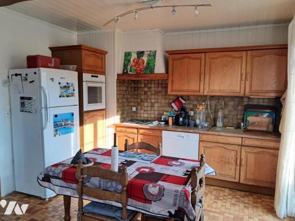 A VENDRE MAISON AVEC GARAGE DEUX VOITURES  ET JARDIN TROIS CHAMBRES PROXIMITE ECOLES COMMERCES PLAGE