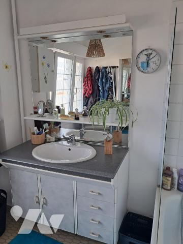 A VENDRE MAISON AVEC GARAGE DEUX VOITURES  ET JARDIN TROIS CHAMBRES PROXIMITE ECOLES COMMERCES PLAGE