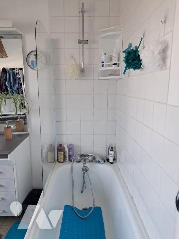 A VENDRE MAISON AVEC GARAGE DEUX VOITURES  ET JARDIN TROIS CHAMBRES PROXIMITE ECOLES COMMERCES PLAGE