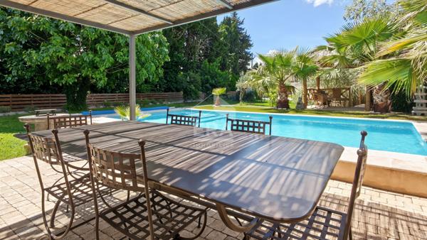 CABANNES - Mazet entièrement rénové jardin avec piscine