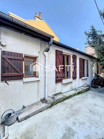 Maison plain-pied avec courette, garage et fort potentiel à Bagnolet.