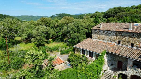 Mas en pierres mitoyen proche Anduze sur terrain constructible de 3300 m2