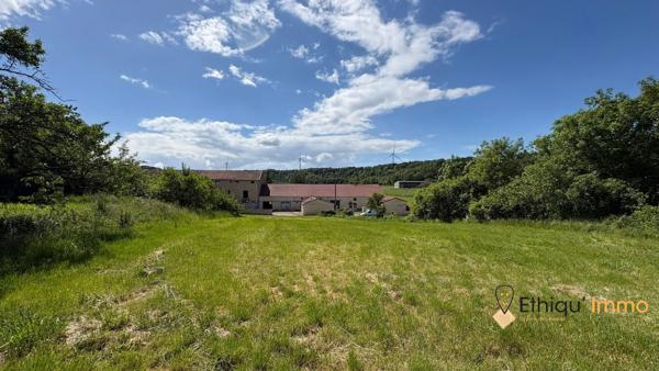 Maison de campagne avec grange, écurie et terrain de 2 840 m² – Sarcicourt