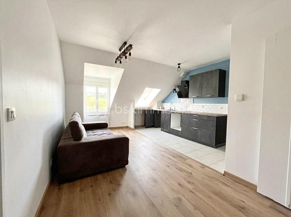 À Nanteuil-le-Haudouin, dans une résidence récente, calme, sécurisée et bien entretenue, découvrez ce bel appartement de 50 m² offrant un cadre de vie agréable. 

Il se compose d’une d’entrée ouvrant sur une pièce de vie avec séjour et cuisine ouverte, aménagée et équipée. 
Un couloir desservant deux chambres, une salle de bains et un WC indépendant.
Bénéficiant d’une faible consommation énergétique, ce bien offre un bon confort au quotidien. 
Les résidents profitent également d’un jardin commun, un agréable espace extérieur pour les beaux jours. 
Deux places de stationnement privatives complètent ce bien.
Un bien idéal pour un jeune couple ou investisseur en quête d’un bien récent et facile à louer.

Une belle opportunité à découvrir sans tarder !